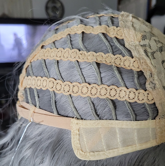 MAKE ME AN OFFER! Gray Rooted Wavy Wig - Picture 7 of 8